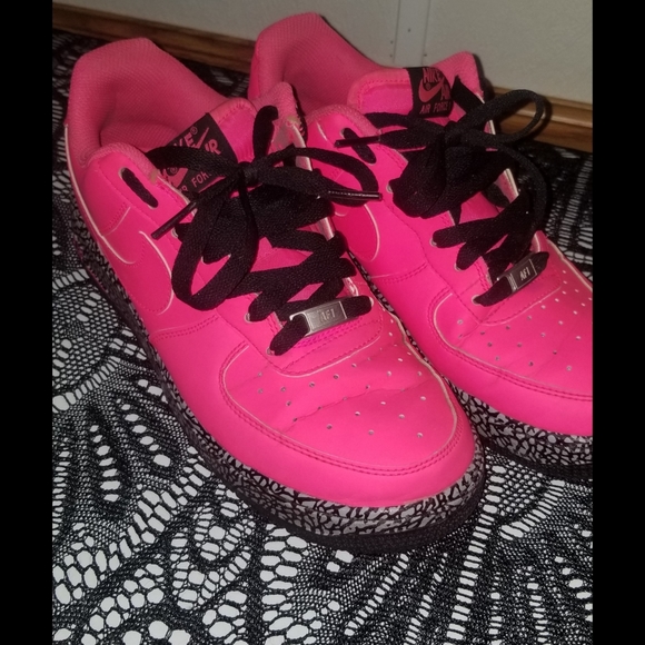 Nike Shoes - Nike neon pink